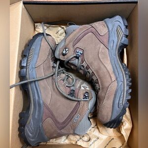 Vasque Women’s Lace Up Hiking Boots Switchback GTX. Size 7. Worn a few times